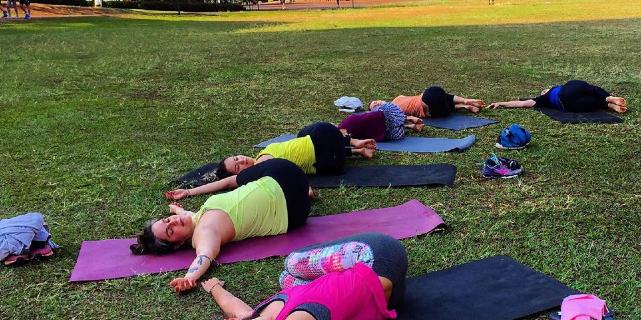 foto mulheres no parque yoga iniciantes
